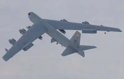 B-52H“同温层堡垒”战略轰炸机,带驾驶舱挂载装备